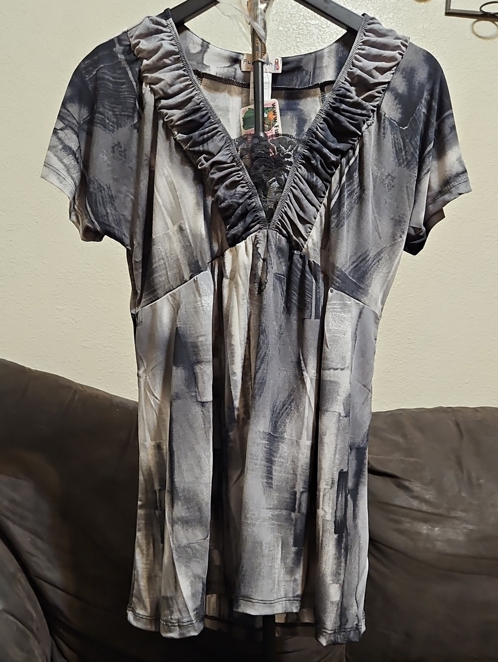 FunFash Gray & White Ruched V-Neck Short Sleeve Tunic Top